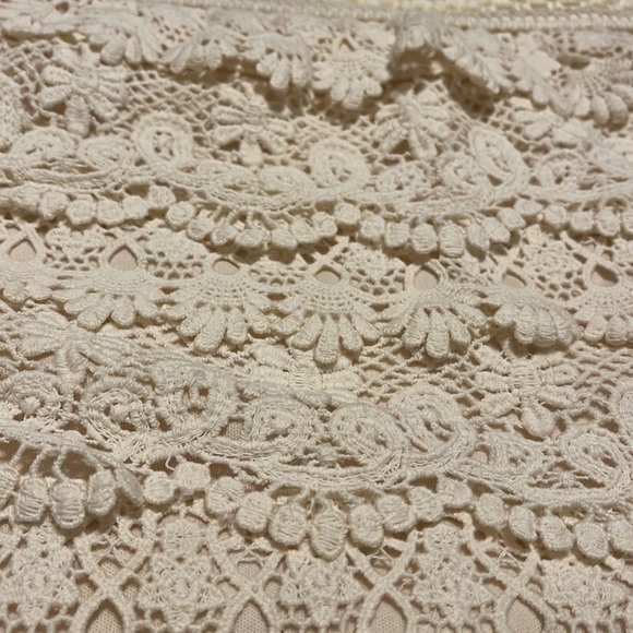 American Rag Cie brand lace mini skirt. Size S

01-11 - Picture 3 of 4